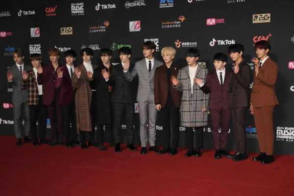 대한민국 아이돌 그룹의 카펫에는 2018에 Mnet 아시아 어워드 2018 — 스톡 사진