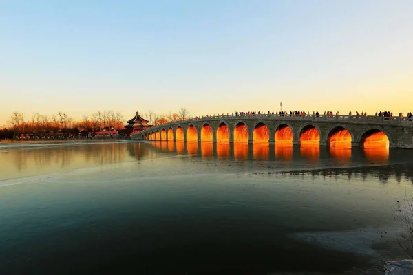 Das Goldene Licht Durchdringt Die Öffnung Der Berühmten Bogen Brücke — Stockfoto
