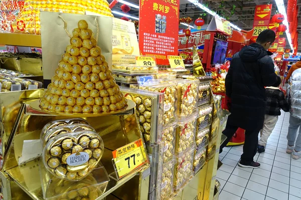 Widok Czekolady Ferrero Rocher Wyświetlaczu Sprzedaż Supermarkecie Szanghaju Chiny Styczeń — Zdjęcie stockowe