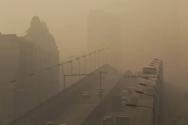 Coches Conducen Por Una Carretera Con Niebla Pesada Ciudad Harbin — Foto de Stock