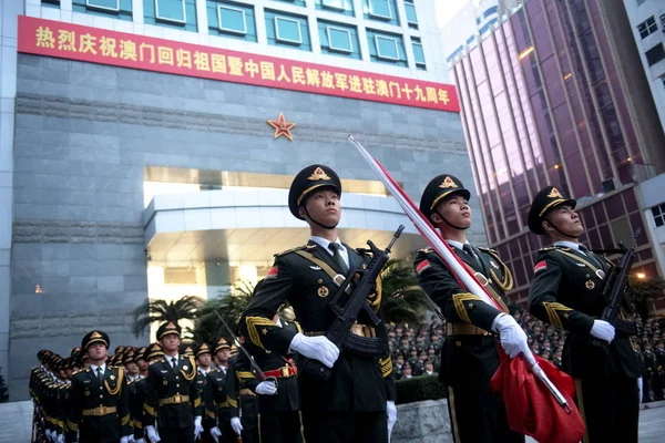 Kínai Népi Felszabadítási Hadsereg Pla Tiszteletére Menetelés Közben Egy Zászló — Stock Fotó