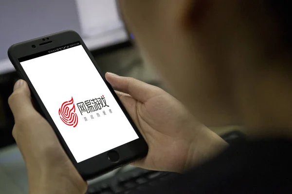 Chinese Mobile Phone User Uses Mobile App Netease Games His — Stock Photo, Image