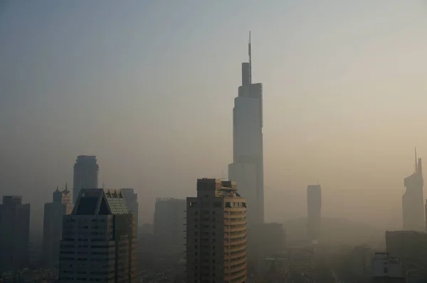 Edificios Gran Altura Rascacielos Ven Vagamente Fuerte Smog Ciudad Nanjing —  Fotos de Stock