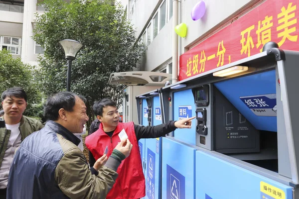 Residents Sort Garbage Recyclables Appropriate Disposal Bins Wenzhou City East — Stock Photo, Image