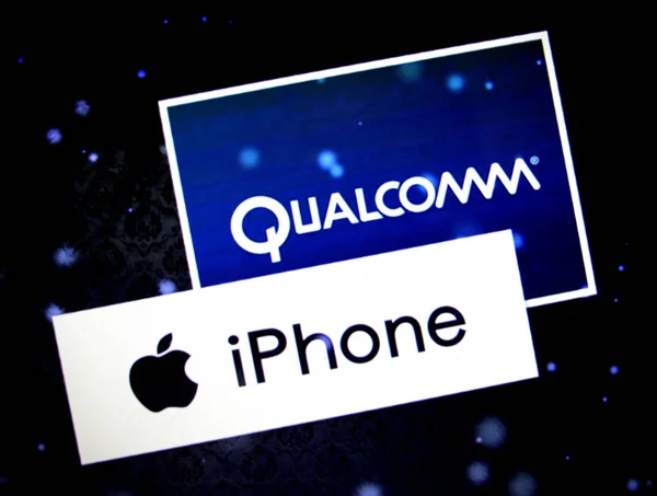 Netizen Browses Logos Qualcomm Iphone Apple His Computer Huaibei City — Stock Photo, Image