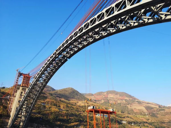 Chińskich Pracowników Pracy Budowie Mostu Kolejowego Łuku Najdłuższym Świecie Rozpiętość — Zdjęcie stockowe