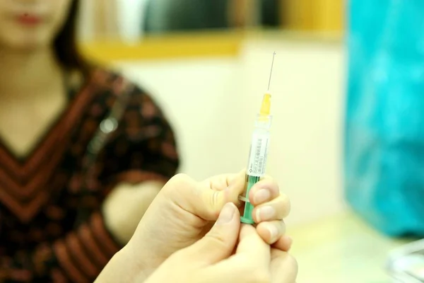 Une Femme Fait Vacciner Dans Hôpital Shanghai Chine Novembre 2018 — Photo