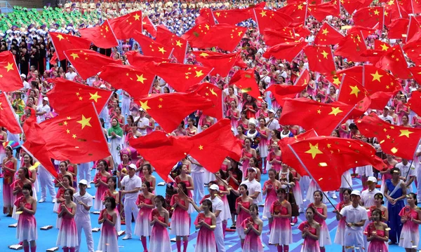 Tancerze Fali Chińskich Flag Narodowych Podczas Wielkiego Spotkania Okazji Lecia — Zdjęcie stockowe