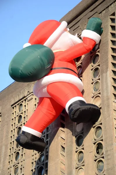 Ένα Μπαλόνι Παιχνίδι Santa Claus Μεταφέρουν Μια Τσάντα Δώρο Γίγαντας — Φωτογραφία Αρχείου