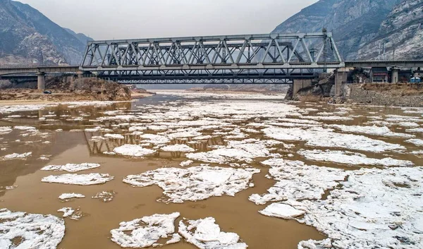 Vue Aérienne Morceaux Glace Flottant Sur Tronçon Yumenkou Fleuve Jaune — Photo