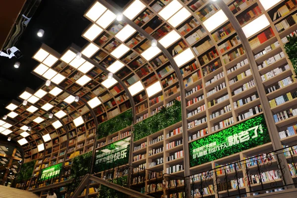 Los Libros Exhiben Los Estantes Para Formar Una Pared Libros —  Fotos de Stock