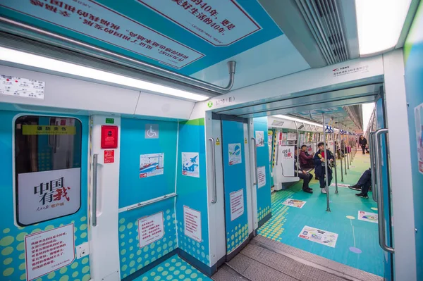 Chińscy Dojeżdżający Pracy Siedzą Tematyce Pociągu Metra Shenzhen Metro Line — Zdjęcie stockowe
