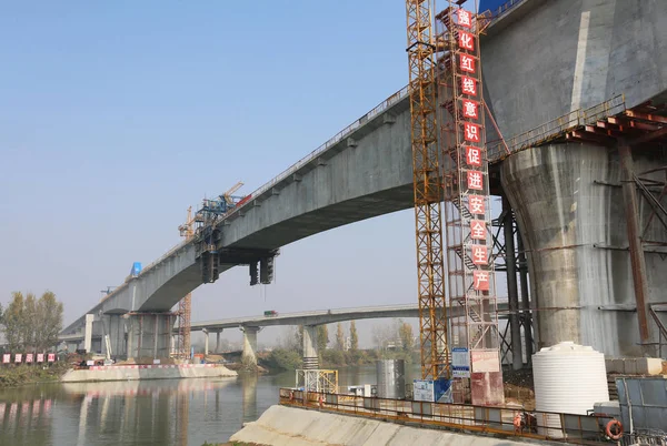 中国中部湖北省向阳市湘州区郑湾高铁唐河大桥正在建设中 — 图库照片