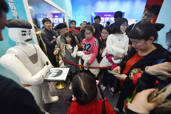 Robot Con Reconocimiento Facial Está Dibujando Retrato Para Hombre Chino —  Fotos de Stock