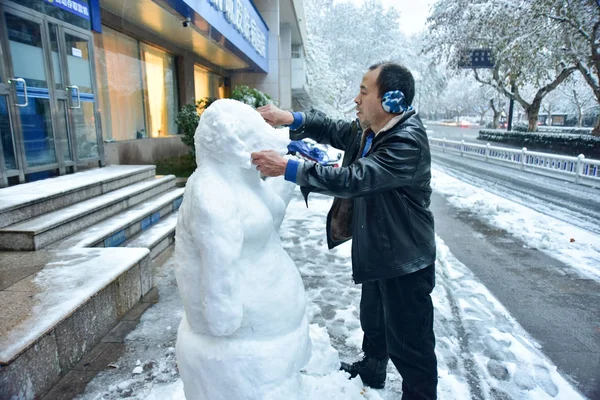 Chinese Bank Bewaker Bijgenaamd Maakt Een Sculptuur Van Sneeuw Met — Stockfoto