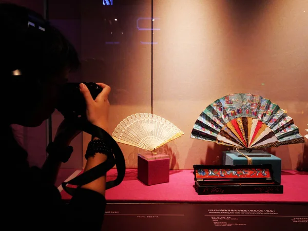 Besucher Genießen Stücke Exquisiter Fans Die Kantonesische Handwerkskunst Und Westlichen — Stockfoto