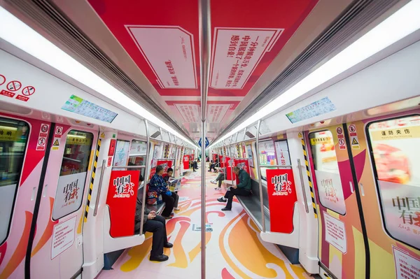 Pendolari Cinesi Siedono Treno Della Metropolitana Tema Della Linea Della — Foto Stock