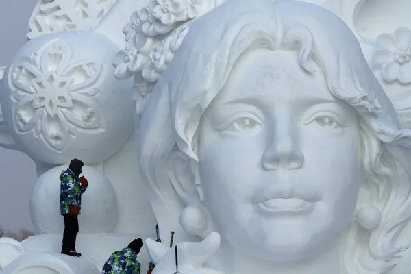 Artesãos Chineses Esculpir Esculturas Neve Para Exposição Neve Taiyangdao Uma — Fotografia de Stock