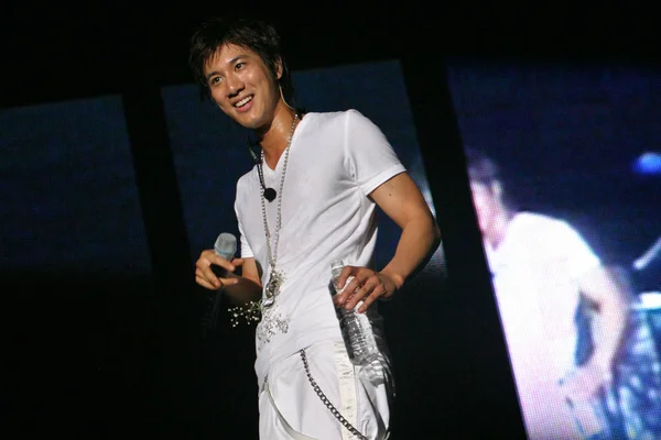 2004 上海で彼のコンサートで実行する中国系アメリカ人歌手のワン リーホン — ストック写真
