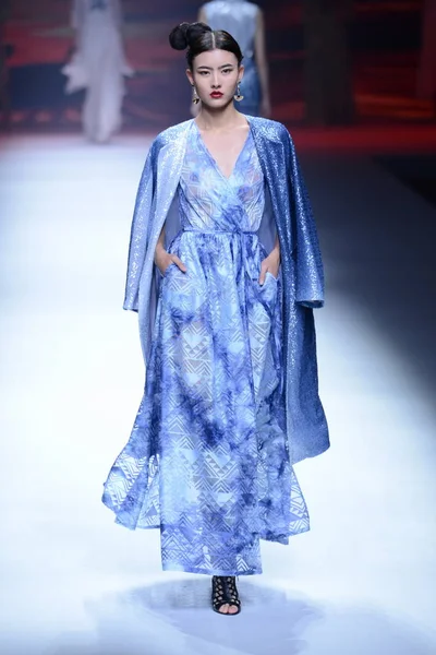 モデルは 2018 中国の北京で中国ロンドンファッションウィークの春 2019年中謝奇によって Queen のファッションショーで新しい創造を表示します — ストック写真