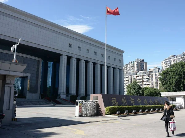 Pedestre Caminha Pelo Tribunal Popular Intermediário Fuzhou Cidade Fuzhou Sudeste — Fotografia de Stock