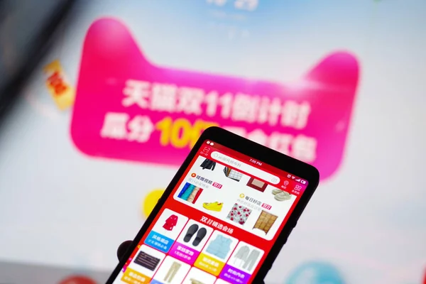 Chinese Mobile Phone User Browses Online Shopping Site Taobao Com — Stock Photo, Image