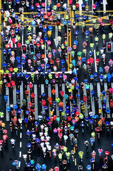 出場者は中国 上海市の2018上海国際マラソンに参加 11月18日2018 — ストック写真