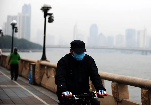 Ein Radfahrer Mit Mundschutz Gegen Luftverschmutzung Fährt Dichten Smog Der — Stockfoto