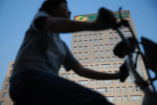 File Ciclista Pasa Por Edificio Central Qihoo 360 Beijing China — Foto de Stock