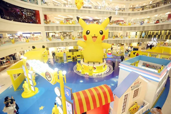 Lidé Navštěvují Číny První Pikachu Krytý Zábavní Park Šanghaji Číně — Stock fotografie