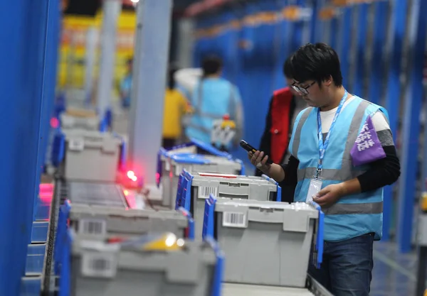 Ein Chinesischer Arbeiter Sortiert Der Größten Intelligenten Logistikbasis Asiens Namens — Stockfoto