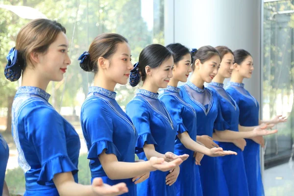 Voluntários Chineses Vestindo Cheongsam Qipao Posam Para Fotos Antes Próxima — Fotografia de Stock