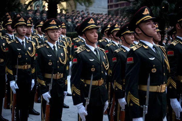 Kínai Népi Felszabadítási Hadsereg Pla Tiszteletére Menetelés Közben Egy Zászló — Stock Fotó