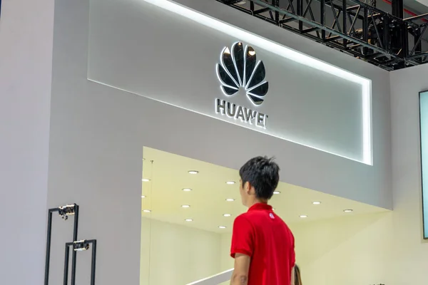 Man Besöker Montern Huawei Expo Guangzhou City Sydkinas Guangdong Provinsen — Stockfoto