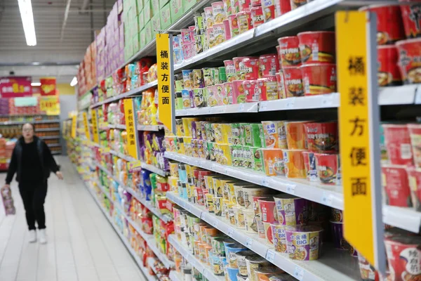 Ügyfél Üzletek Azonnali Tészta Egy Szupermarket Nantong Város Kelet Kínai — Stock Fotó