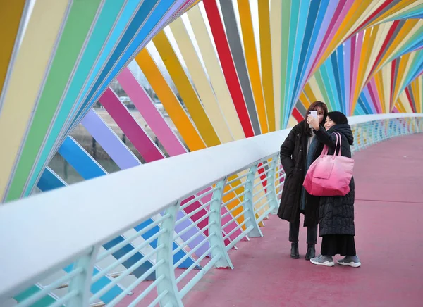Des Piétons Marchent Sur Pont Rainbow Ouest Qingdao Dans Province — Photo