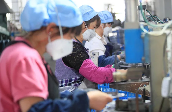 Trabajadores Chinos Cosen Ropa Una Fábrica Prendas Vestir Ciudad Huaian — Foto de Stock