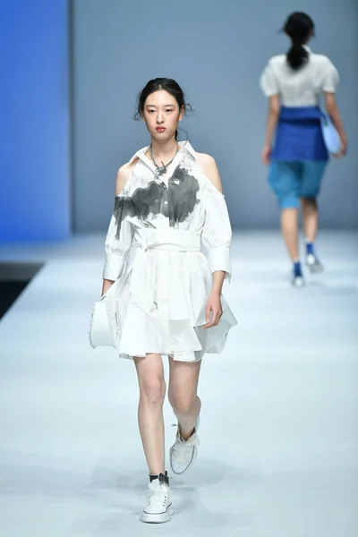 Model Displays New Creation Fashion Show Loose Liu Canming China — Stock Photo, Image