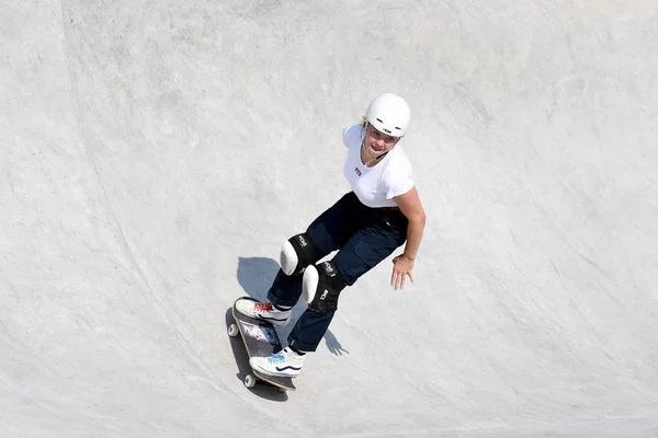 Jogador Compete Jogo Final Feminino Durante Campeonato Mundial Skate Park — Fotografia de Stock