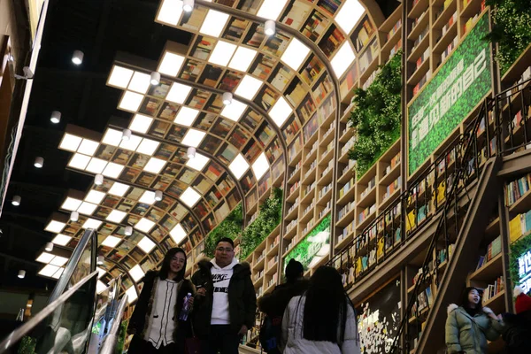 Los Libros Exhiben Los Estantes Para Formar Una Pared Libros —  Fotos de Stock