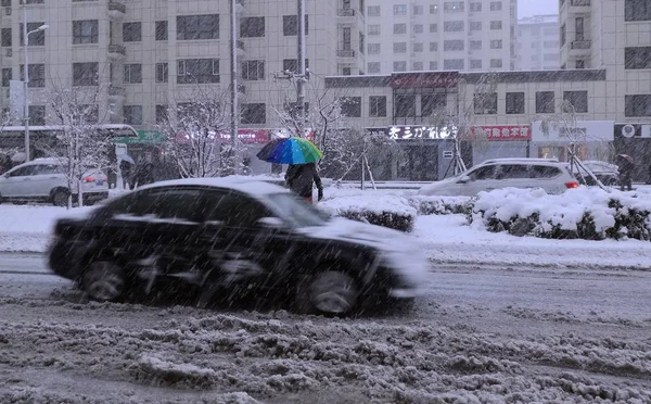 Une Voiture Roule Lentement Sur Une Route Enneigée Dans Ville — Photo