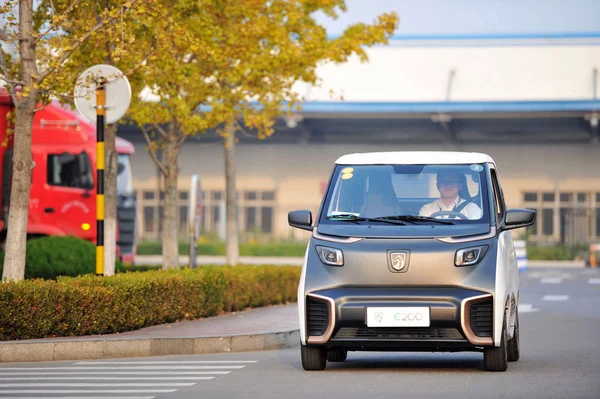 Kínai Vásárlók Próbálja Baojun E200 Elektromos Jármű Egy Automatikus Üzem — Stock Fotó