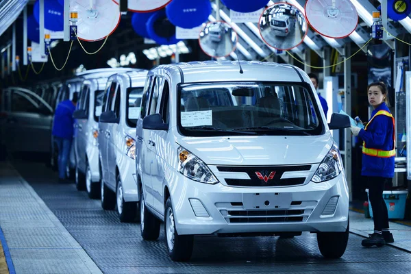 File Chinese Workers Assemble Wuling Motors Assembly Line Auto Plant — Stock Photo, Image