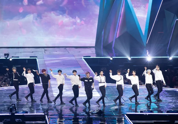 Miembros South Korean Boy Group Wanna One Presentan Durante Los —  Fotos de Stock