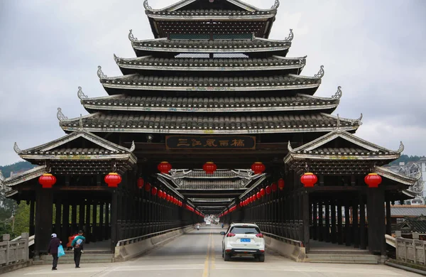 Místní Obyvatelé Chodí Sanjiang Fengyu Qiao Což Zvláštní Typ Mostu — Stock fotografie