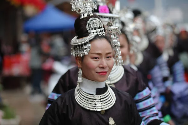 Kineser Dong Etniska Gruppen Klädd Traditionella Silver Inredda Kläder Och — Stockfoto