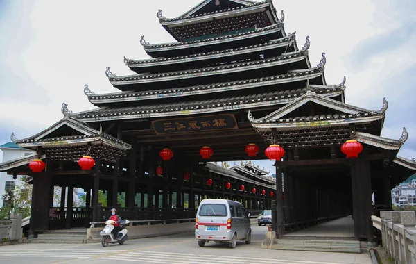 地元住民は 中国の東人民に特有の文化的特徴を含む特別な橋である三江風国Qiaoを歩き 中国南部の広西チワン族自治区 劉州市の徐江川を渡る — ストック写真