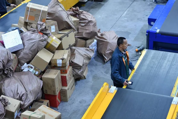 Chinese Worker Deals Parcels Most Which Prepared Singles Day Online — Stock Photo, Image