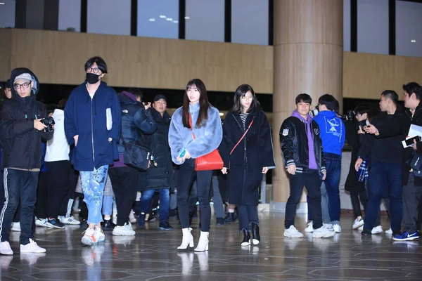 韩国女孩团体成员两次抵达金浦国际机场 然后出发参加2018年12月11日在韩国首尔举行的 2018年妈妈粉丝在日本的选择 — 图库照片