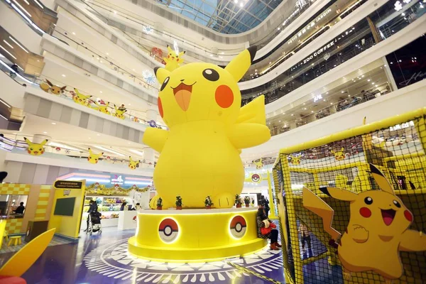 Άνθρωποι Επισκέπτονται Της Κίνας Πρώτη Pikachu Εσωτερικό Θεματικό Πάρκο Σαγκάη — Φωτογραφία Αρχείου